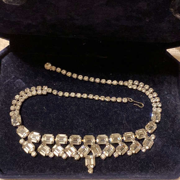 Jewelry - Vintage costume jewelry necklace